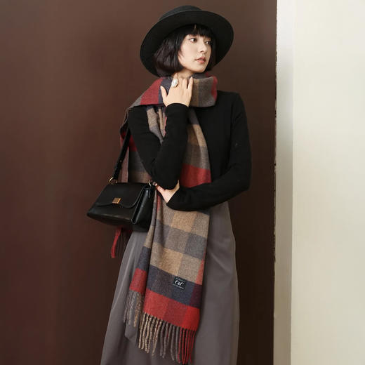 热卖！2025新款！C&C 明星款轻奢感羊毛/羊羔绒围巾 超大尺寸 两面可戴 保暖舒适 礼盒包装 多款可选 商品图7