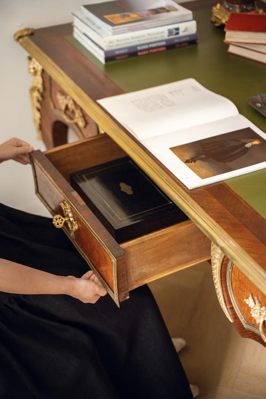 独角鹿西洋古董19世纪末20世纪初法国出品路易十五风格古典人物及花叶纹铜鎏金精雕装饰硬木嵌皮革台面书桌 商品图5