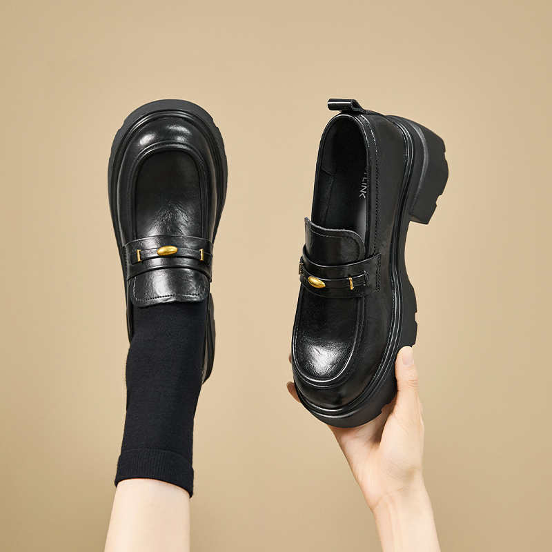 西遇黑色乐福鞋女新款秋季复古英伦金扣松糕底单鞋厚底小皮鞋V0057180