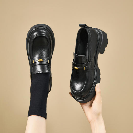 西遇黑色乐福鞋女新款秋季复古英伦金扣松糕底单鞋厚底小皮鞋V0057180 商品图0