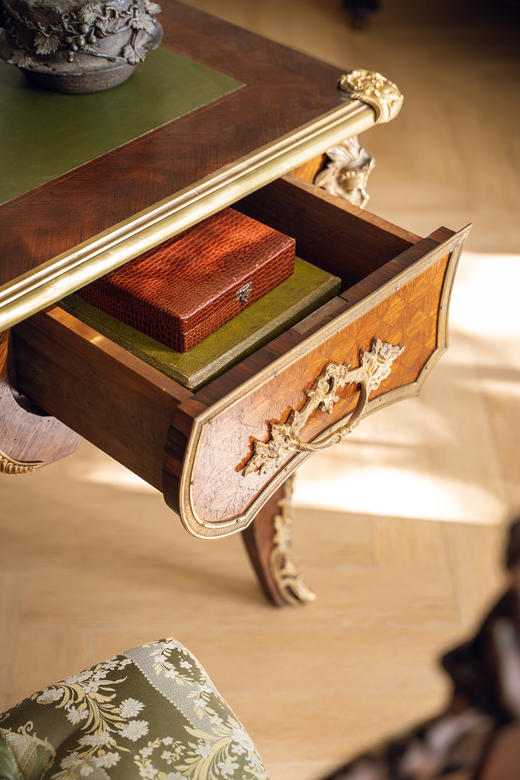 独角鹿西洋古董19世纪末20世纪初法国出品路易十五风格古典人物及花叶纹铜鎏金精雕装饰硬木嵌皮革台面书桌 商品图7