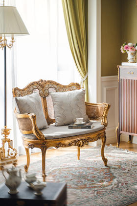 【已售】独角鹿西洋古董1920年代法国出品路易十五风格古典卷叶纹木鎏金精雕装饰花卉主题布艺及藤编造型双人位座椅