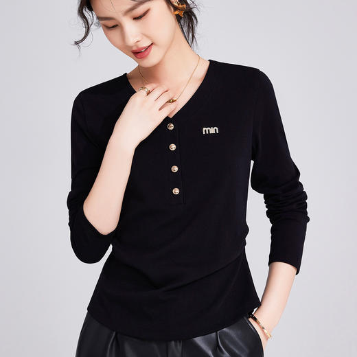 「自j」全新升级【铂金会员119/天猫159/差价40】(95702)洛诗琳2025秋季设计感V领不规则弧形下摆韩版纽扣长袖T恤女 商品图1