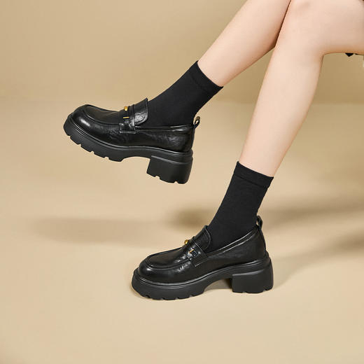 西遇黑色乐福鞋女新款秋季复古英伦金扣松糕底单鞋厚底小皮鞋V0057180 商品图1