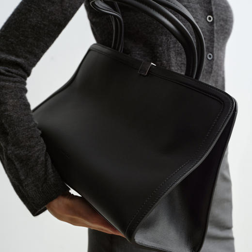 ROMI STUDIO 牛皮革黑色极简大容量金属扣手提托特包 RW24LP31449 商品图4