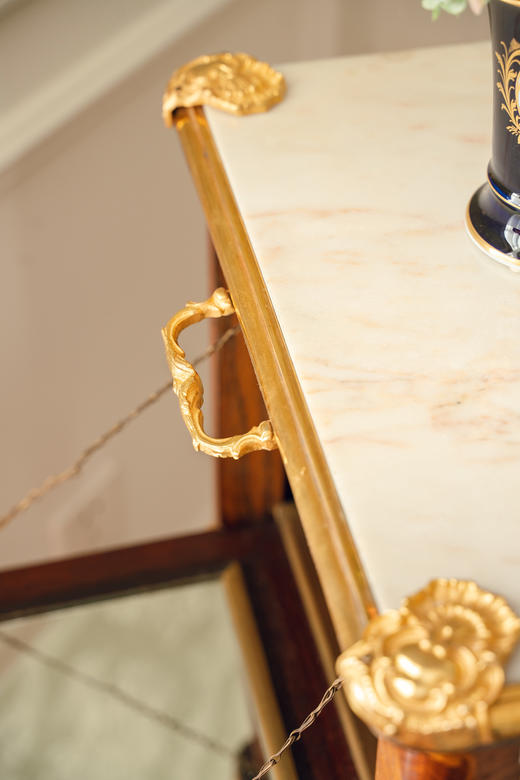 【已售】独角鹿西洋古董19世纪末法国出品古典卷叶纹铜鎏金精雕嵌大理石台面装饰花卉主题细木镶嵌边柜 商品图4