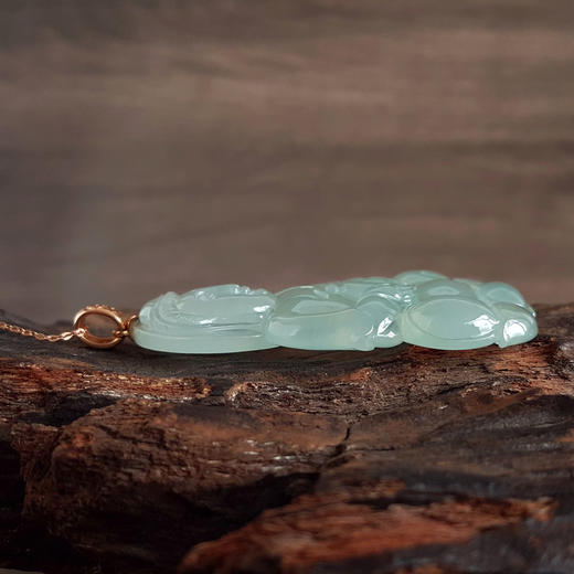 【天然正品】A货翡翠AU750收藏级玫瑰金镶天然细腻冰种飘蓝花观音坐莲（平安安乐）翡翠吊坠项链链长：45CM（长度可调节）中性161025XY12现售价：17800 商品图6