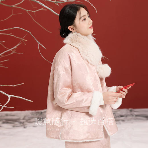 三彩2025新款国风环保皮草毛毛围巾小围脖交叉保暖毛绒球女温柔 商品图1