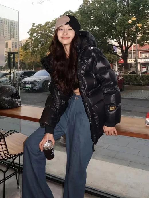 降温推荐【黑金情侣亲子款鹅绒羽绒服】90鹅绒，妥妥行走的大棉被，再冷也能抗！保暖遮肉，百搭不挑人，⁬最大穿到180斤内，也不易钻绒 WD 商品图1