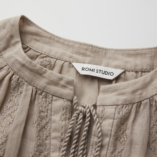 ROMI STUDIO“东方美学”100%苎麻轻薄宽松灯笼袖衬衫 RWCSSJ2691【发货时间25-30天】 商品图10