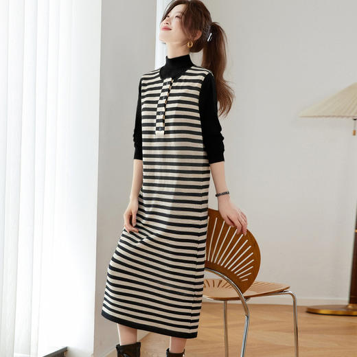 ML-9977 2025秋冬新款韩版宽松休闲条纹针织背心连衣裙女短款毛衣两件套装 商品图1