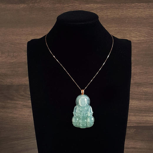 【天然正品】A货翡翠AU750收藏级玫瑰金镶天然细腻冰种飘蓝花观音坐莲（平安安乐）翡翠吊坠项链链长：45CM（长度可调节）中性161025XY12现售价：17800 商品图9