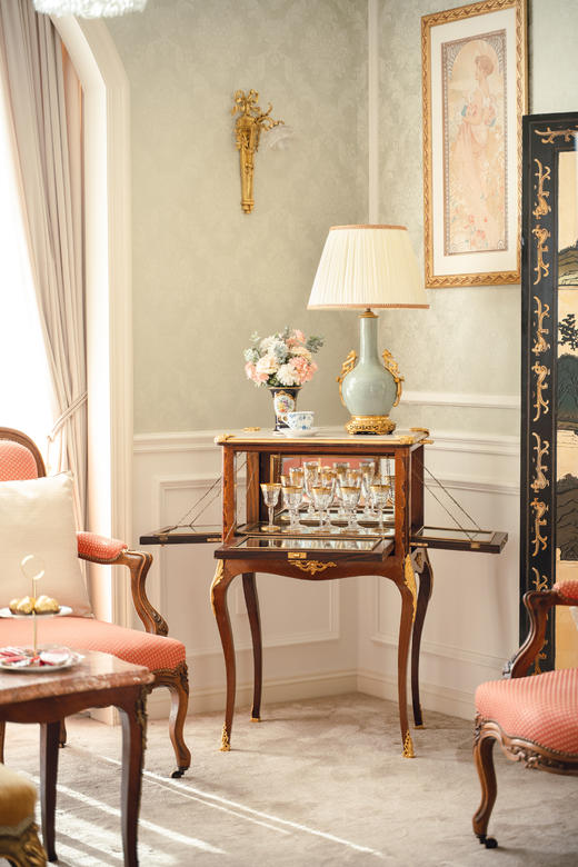 【已售】独角鹿西洋古董19世纪末法国出品古典卷叶纹铜鎏金精雕嵌大理石台面装饰花卉主题细木镶嵌边柜 商品图1