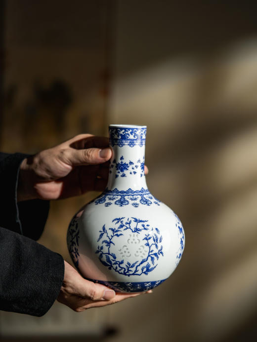 富玉 |  景德镇陶瓷花瓶中式青花玲珑客厅插花高档家居摆件四季丰华天球瓶 商品图1