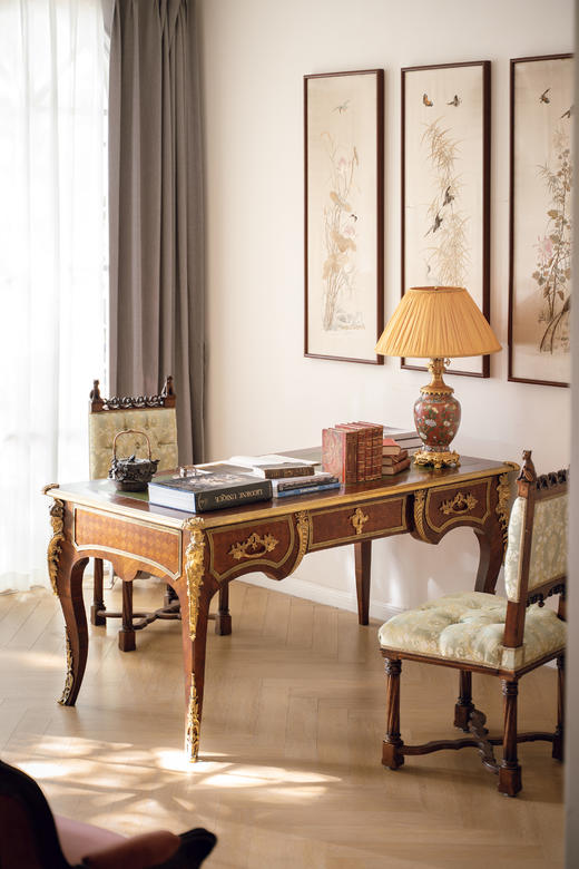 独角鹿西洋古董19世纪末20世纪初法国出品路易十五风格古典人物及花叶纹铜鎏金精雕装饰硬木嵌皮革台面书桌 商品图0