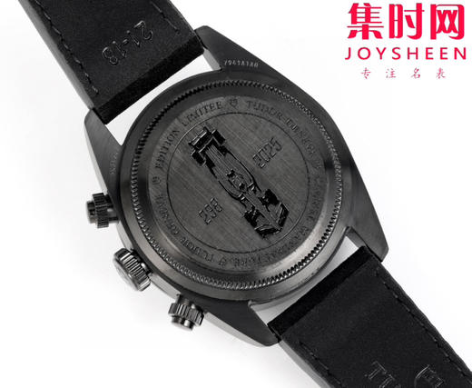 3T帝舵碧湾计时系列 F1赛车25型“黑武士”男士腕表
帝舵 Black Bay Chrono系列是一款融合潜水表传统与赛车计时功能的混合型腕表，以其复古美学与现代技术著称。 商品图7