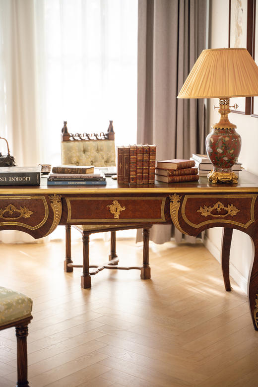 独角鹿西洋古董19世纪末20世纪初法国出品路易十五风格古典人物及花叶纹铜鎏金精雕装饰硬木嵌皮革台面书桌 商品图2