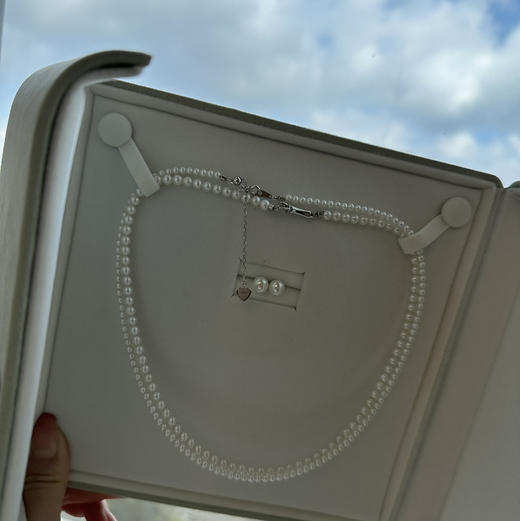 甄珠贝 实力宠粉福利 三件经典款 akoya耳钉 jiguang淡水珍珠两串 精品 chao高品质三件套 初秋的叠搭感 温柔呵护内心 小滤镜灯泡 不挑人 送人送闺蜜也好赞啊 搭配T 毛衣 衬衣…都可以 商品图11