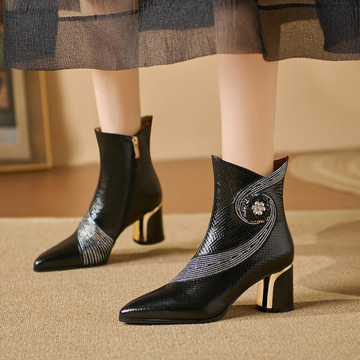 【预售5天】秋冬季新款单靴时尚水钻花朵牛漆皮粗跟高跟真皮短靴女SY&616 商品图0