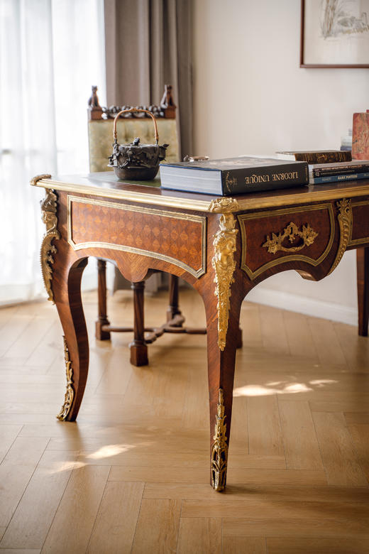独角鹿西洋古董19世纪末20世纪初法国出品路易十五风格古典人物及花叶纹铜鎏金精雕装饰硬木嵌皮革台面书桌 商品图6