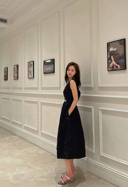 SZ3S59_漆黑色_中长裙_四季_高级感圆领无袖烫钻收腰大摆显瘦百搭通勤妈妈装连衣裙_高级女装_BERNIEELEN 伯妮斯茵 商品图1