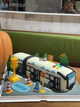 男孩公交车蛋糕