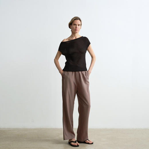 ROMI STUDIO“松弛随性”春夏设计感不规则斜肩针织T恤 RWCRSJ2627 商品图4