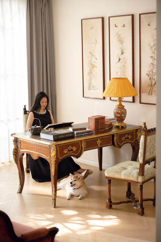 独角鹿西洋古董19世纪末20世纪初法国出品路易十五风格古典人物及花叶纹铜鎏金精雕装饰硬木嵌皮革台面书桌 商品图1