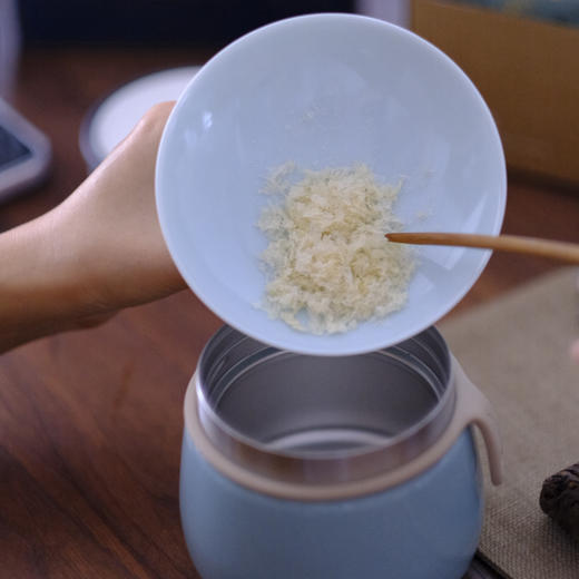 药食同源，姚淑先本草有机银耳一朵鲜耳仅萃6g精华，36倍高泡发率，吸收12种草本精华，免洗免泡发，60天自然生长，吸收本草精华，保留银耳原始的味道，银耳多糖达到48%。 商品图3