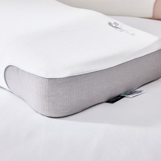 多喜爱 生物零压舒睡枕（雅灰/柔粉）【生物基零度绵】【0压舒睡】【M型曲线设计】【100D高密度】内外双枕套 精美手提箱 商品图8