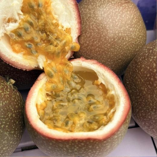（包邮）苮食～蜜桃百香果【大果 净重约2斤】~它可不是普通红百香果！切开就是一兜汁水，带着蜜桃的香味，香喷喷的，甜多一丢丢的酸，比黄金百香果还要好吃，超级推荐！ 商品图1