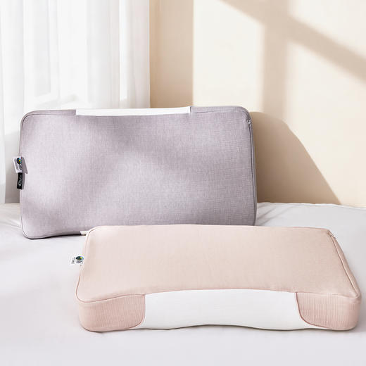 多喜爱 生物零压舒睡枕（雅灰/柔粉）【生物基零度绵】【0压舒睡】【M型曲线设计】【100D高密度】内外双枕套 精美手提箱 商品图5