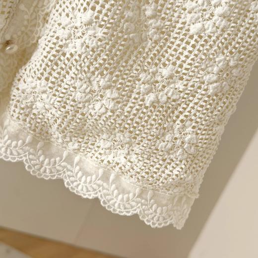 「自」全新升级【铂金会员220/天猫299/差价79】(65300)洛诗琳V领镂空蕾丝衫2025秋季新款设计感钩花显瘦打底背心 商品图3