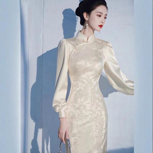 新中式高级感纯色长袖连衣裙，春秋设计感收腰显瘦独特绝美裙子 商品图1