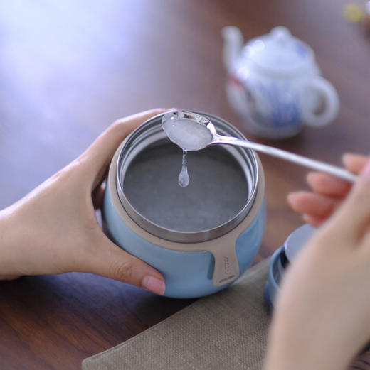 药食同源，姚淑先本草有机银耳一朵鲜耳仅萃6g精华，36倍高泡发率，吸收12种草本精华，免洗免泡发，60天自然生长，吸收本草精华，保留银耳原始的味道，银耳多糖达到48%。 商品图8