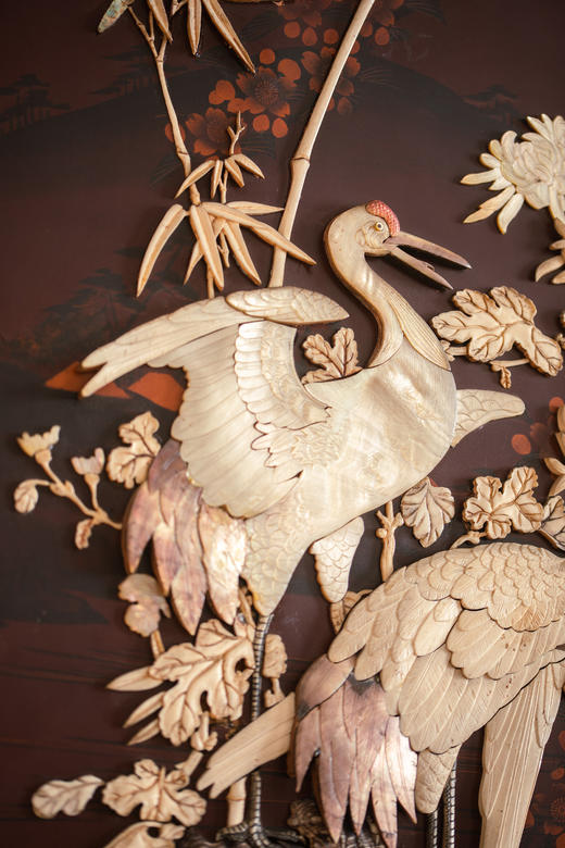 【已售】独角鹿西洋古董19世纪末20世纪初日本明治时期出品繁花飞鸟纹木雕边框嵌红漆地竹菊鹤群主题芝山镶嵌挂屏一对 商品图5