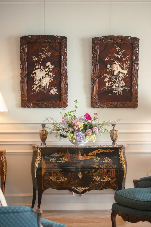 【已售】独角鹿西洋古董19世纪末20世纪初日本明治时期出品繁花飞鸟纹木雕边框嵌红漆地竹菊鹤群主题芝山镶嵌挂屏一对 商品图0