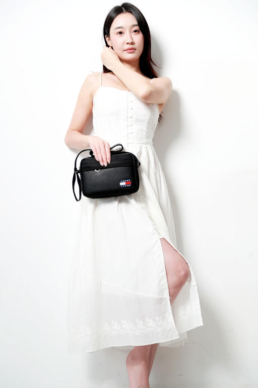 大货刚走，是很好看的相机包。长肩带拉链小标刺绣单肩包C101768 商品图10