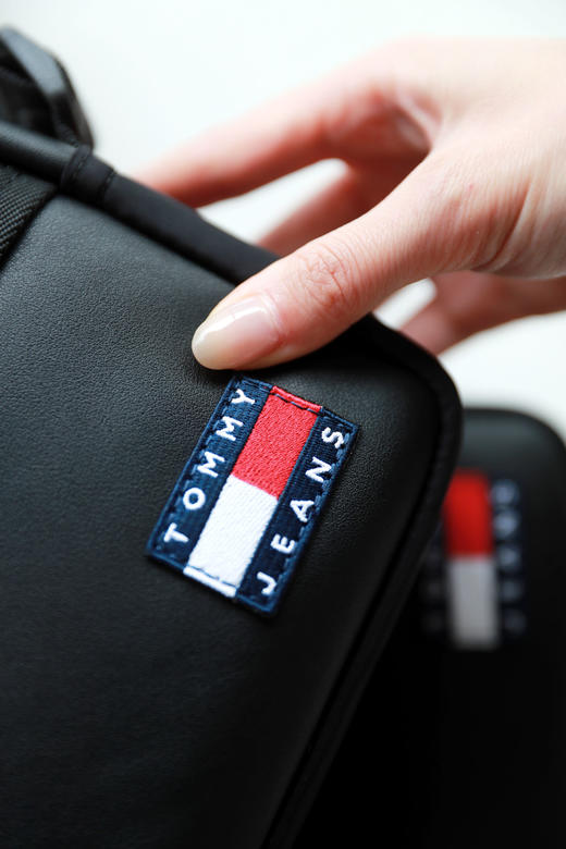 大货刚走，是很好看的相机包。长肩带拉链小标刺绣单肩包C101768 商品图2