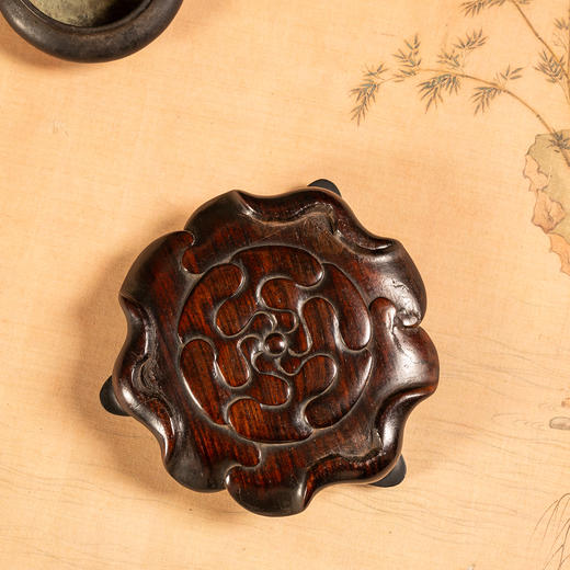 清中期	红木荷叶纹三足器座 商品图1