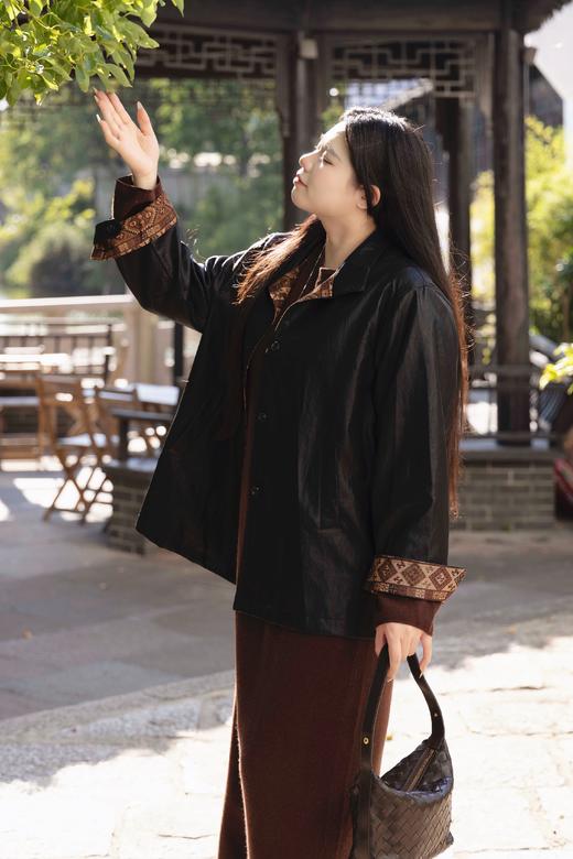 10天左右发货【皮衣 咖色&黑色】黑色附赠腰带，咖色附赠包包。花姐朋友出口俄罗斯款货源，高性价比款，环保蛋白皮，质感满分，光泽度佳~超柔软休闲夹克，皮衣外套秋装~ 商品图7