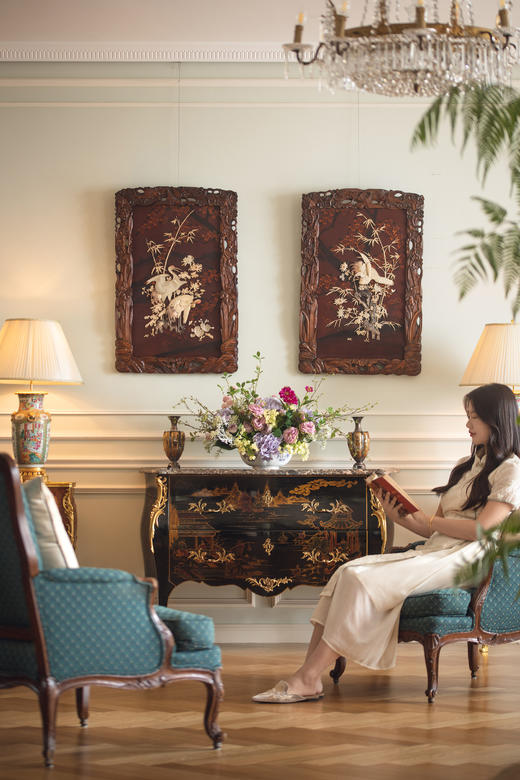 【已售】独角鹿西洋古董19世纪末20世纪初日本明治时期出品繁花飞鸟纹木雕边框嵌红漆地竹菊鹤群主题芝山镶嵌挂屏一对 商品图1