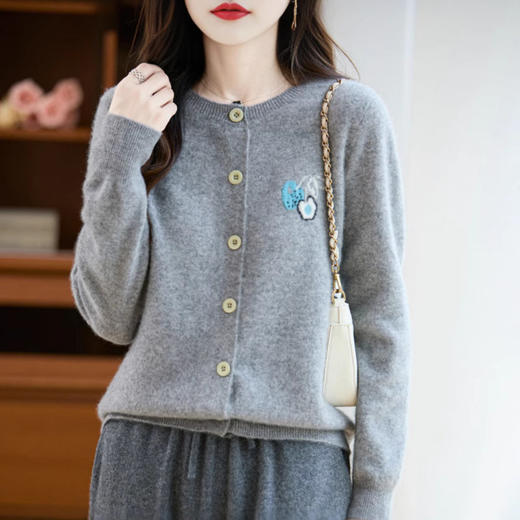 「自」全新升级【铂金会员174/天猫229/差价55】(10648)洛诗琳新款气质纯羊毛开衫2025秋冬重工刺绣撞色针织外套 商品图2