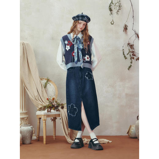 两三事 始见秋朝 2025冬季新款复古做旧毛边花朵牛仔开叉半身裙 商品图1