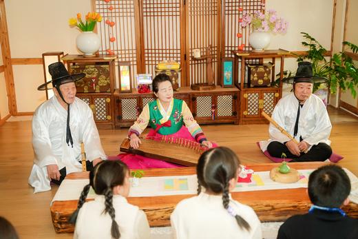 【2026寒假 | 魔幻长白山6天5晚亲子营】从长白山穿越到边境小首尔延吉！荒野猎人“实弹”狩猎，雪地摩托，不冻河雾凇漂流，冬捕冰钓，解锁20+冰雪玩法！第二波早鸟减1100/人，优惠11.19截止 商品图14