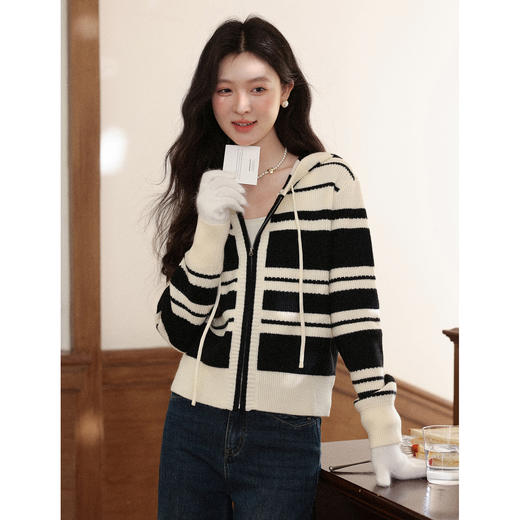 鹿向南「邮差日记」黑色条纹连帽长袖毛衣女秋季宽松慵懒感外套L58805 商品图0