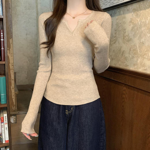 西遇长袖内搭打底衫女秋季新款纯色修身显瘦小v领套头毛衣SS051681 商品图1