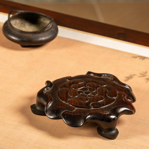 清中期	红木荷叶纹三足器座 商品图0