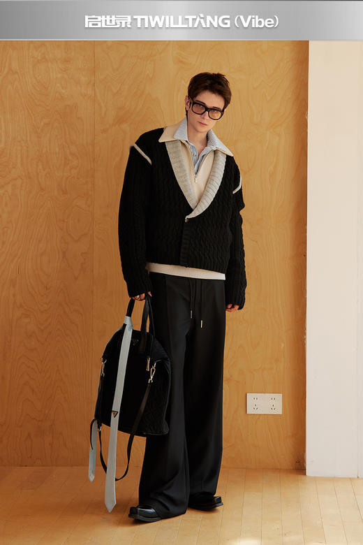 启世录TIWILLTANG“理性边界”意式慵晌素缕织光廓形软雕针织毛衫 商品图5