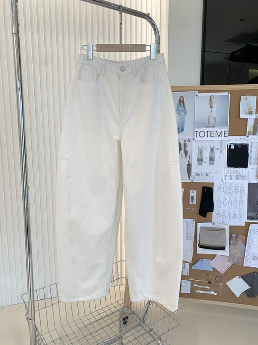 百搭宽松弧线茧型牛仔裤 先锋解构主义分割线牛仔裤 经典款式茧型 土耳其进口牛仔面料 棉粗纱支斜纹布 侧缝前移分割设计视觉显瘦 商品图0